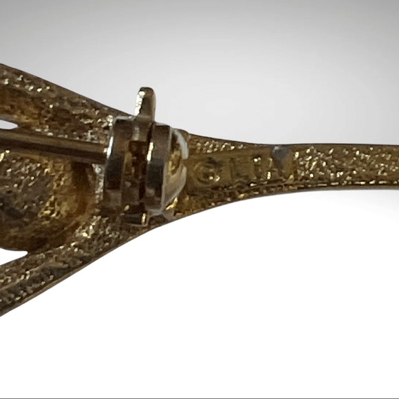 Lianna, Inc. marked ©LIA Champagne Glass Brooch with Rhinestone Bubbles - Picture 6 of 9